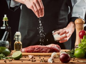 Czy warto solić mięso wołowe przed smażeniem? Oto, co powinieneś wiedzieć!
