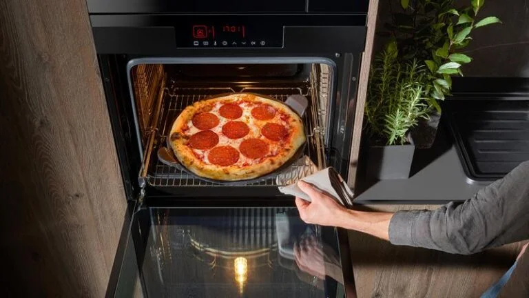Idealna temperatura do pieczenia pizzy w domu – odkryj tajemnicę perfekcyjnego smaku!