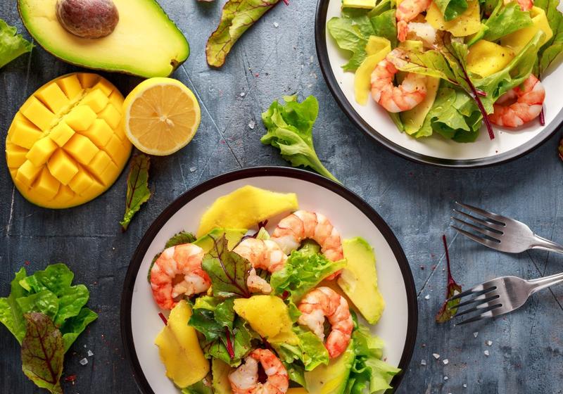 Sałatka z owocami i krewetkami