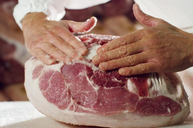 Czy golonki peklowane się solą? Odkryj tajemnice idealnego peklowania!