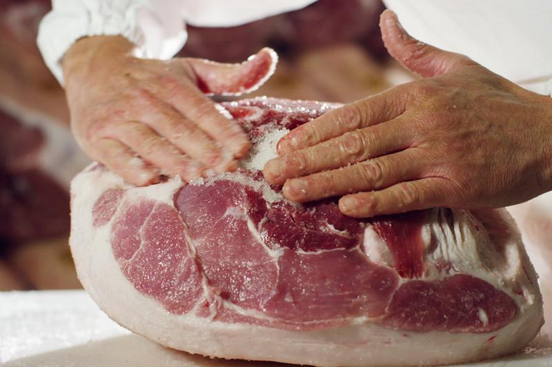 Czy golonki peklowane się solą? Odkryj tajemnice idealnego peklowania!