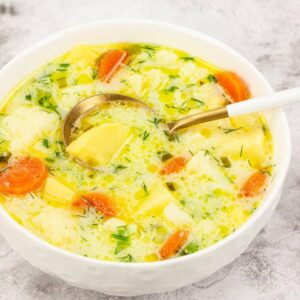 Jak doprawić zupę kalafiorową, aby zachwyciła smakiem?