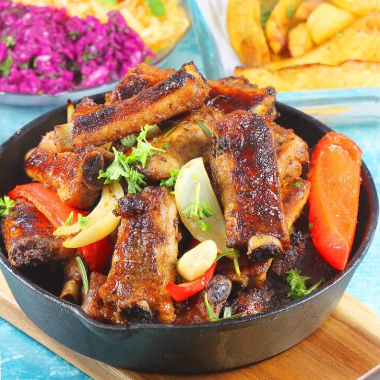 Jak długo piec żeberka w rękawie, aby były idealne?