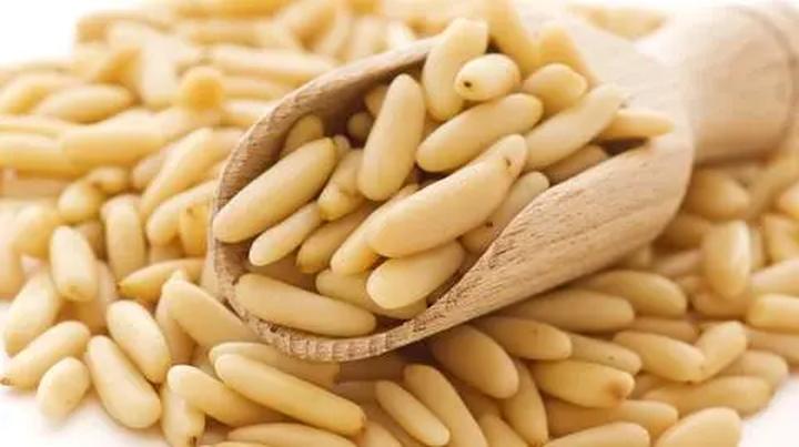 Jak skutecznie zastąpić orzechy piniowe w ulubionych przepisach?