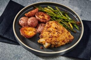 Odkryj, ile smażyć kurczaka w piekarniku, aby był soczysty i chrupiący