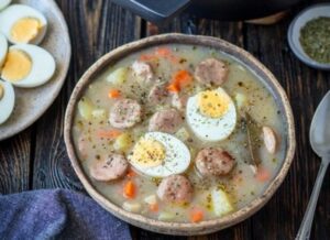 Sekrety żurku śląskiego: jakie przyprawy podkręcą smak tej tradycyjnej zupy?