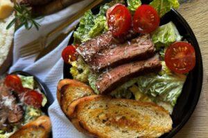 Sycące sałatki, które idealnie dopełnią Twój stek