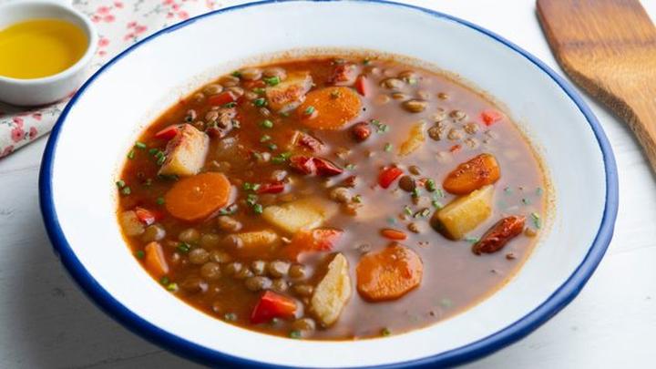 Zupy, które warto jeść podczas karmienia piersią – zdrowe propozycje dla mamy