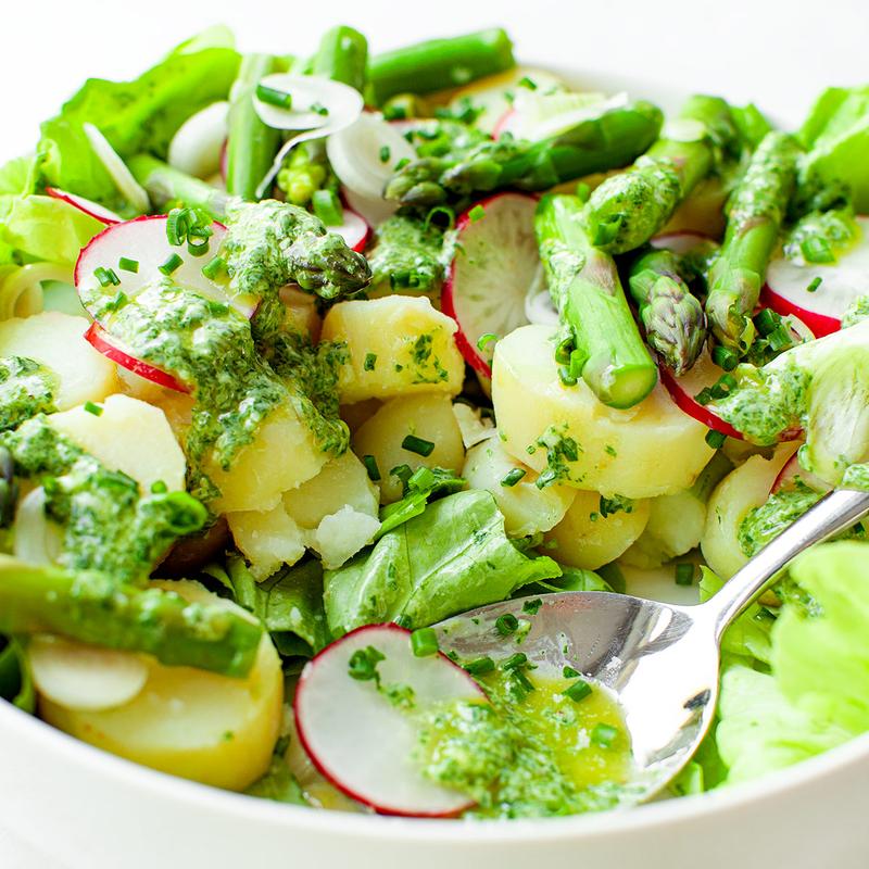 Przygotowanie szparagów gotowanie i grillowanie