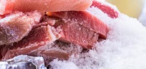 Czy solenie wieprzowiny przed smażeniem ma sens? Oto, co warto wiedzieć!