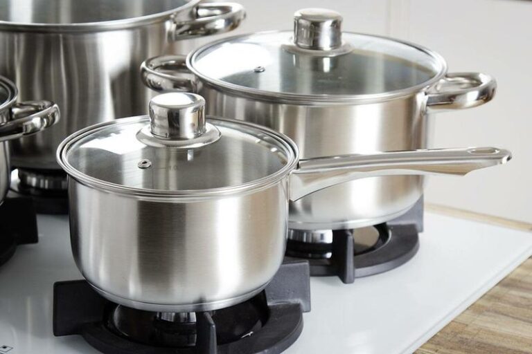 Garnki do 300 zł – jak wybrać idealne naczynia do kuchni?