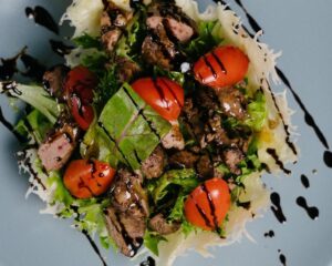 Idealna sałatka do wołowiny: odkryj smaki, które zachwycą Twoje podniebienie!