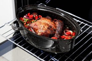 Jak długo piec mięso w folii aluminiowej, aby było soczyste i smaczne?