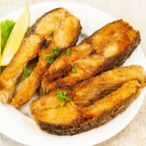 Jak długo smażyć karpia, aby był idealnie chrupiący? Sprawdź czas smażenia!