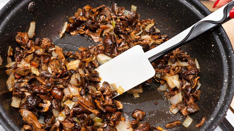 Jak długo smażyć suszone grzyby, aby wydobyć ich pełny smak?