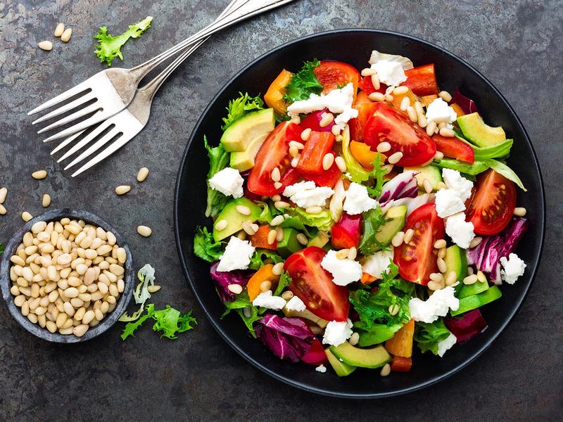 Pomysły na sałatki na komunię, które zachwycą Twoich gości