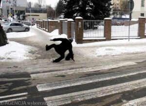 Sól na chodnikach – kiedy warto ją stosować, a kiedy lepiej unikać?