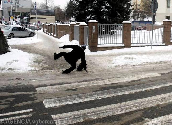 Sól na chodnikach – kiedy warto ją stosować, a kiedy lepiej unikać?