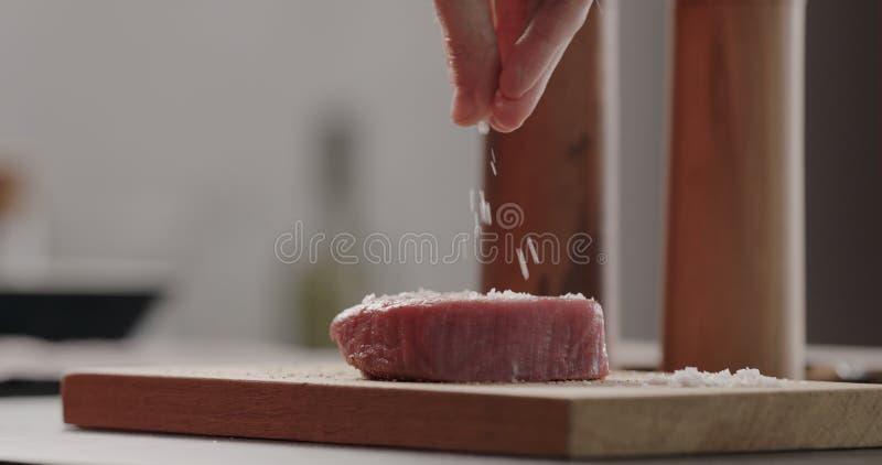 Solenie wołowiny przed smażeniem