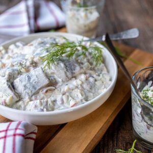 Doskonałe śledzie do sałatki pod pierzynką – wybierz najlepsze składniki!