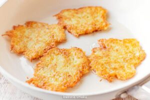 Idealny czas smażenia placków ziemniaczanych – ile minut poświęcić na ich przygotowanie?