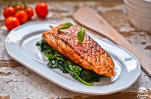 Jak długo smażyć łososia ze skórą na patelni, by osiągnąć idealny smak?