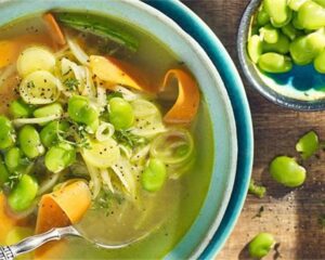 Orzeźwiające zupy na lato, które pokochasz latem