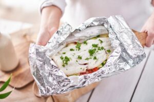Sekrety idealnie upieczonej ryby w folii – jak długo piec, by zachwycić smakiem?
