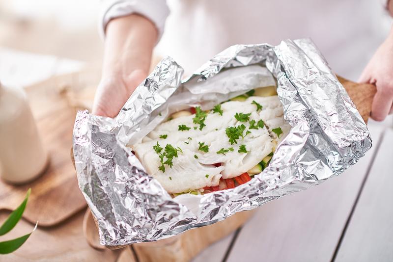 Sekrety idealnie upieczonej ryby w folii – jak długo piec, by zachwycić smakiem?