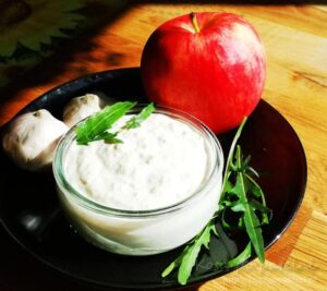 Skuteczne triki, jak zagęścić sos mąką bez grudek