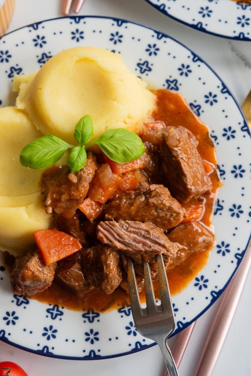 Składniki do gulaszu wołowego