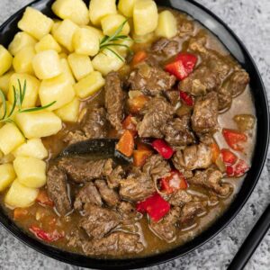 Jak długo gotuje się gulasz wołowy, aby uzyskać idealny smak?