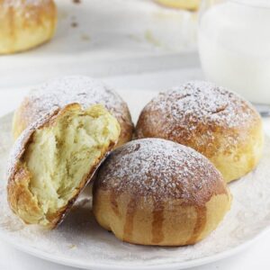 Sekrety idealnych bułeczek drożdżowych — w jakiej temperaturze je piec?