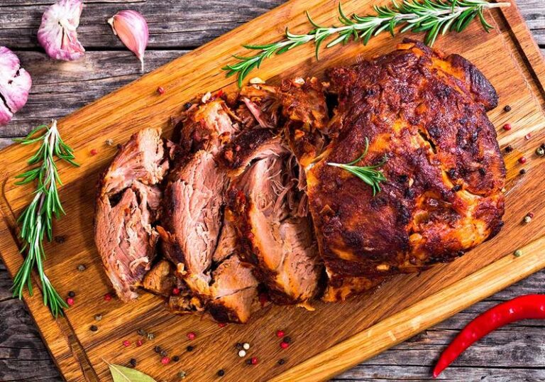 Czy karkówkę solimy przed smażeniem? Oto, co warto wiedzieć!