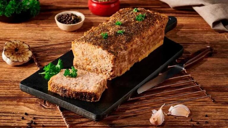 Idealna pieczeń z mięsa mielonego – jak długo ją piec, aby była soczysta?