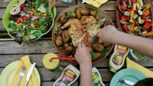 Idealna sałatka do szaszłyków – połączenia, które zachwycą smakami