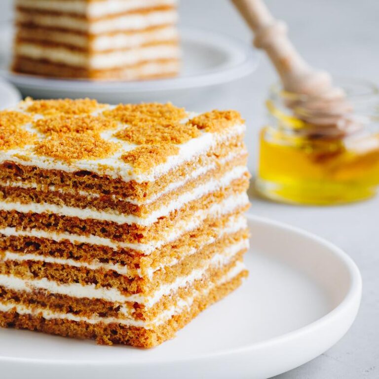 Jak idealnie upiec miodownik: poznaj najlepszą temperaturę!